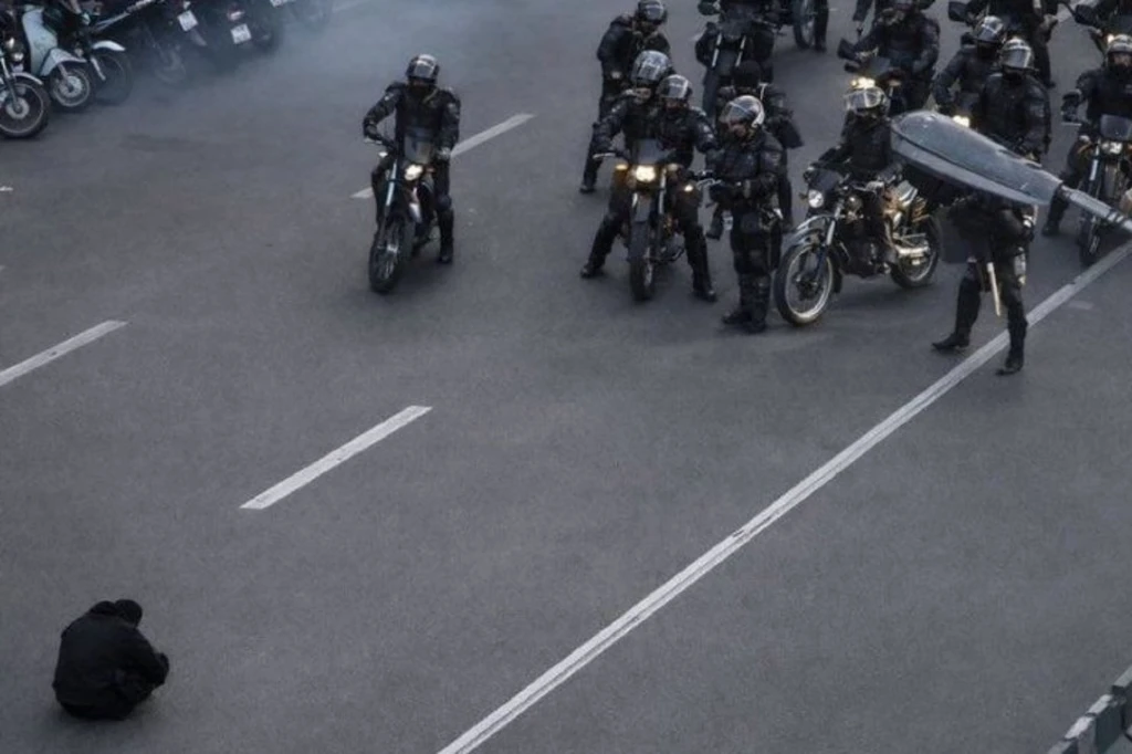 شعارهای جدید اعتراضات: «نارنجک نینداز، بیا پیش ما»؛ فراخوان به نیروهای امنیتی برای پیوستن به مردم